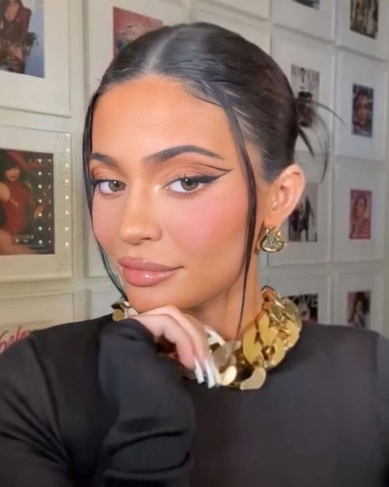 simple makeup look for black dress