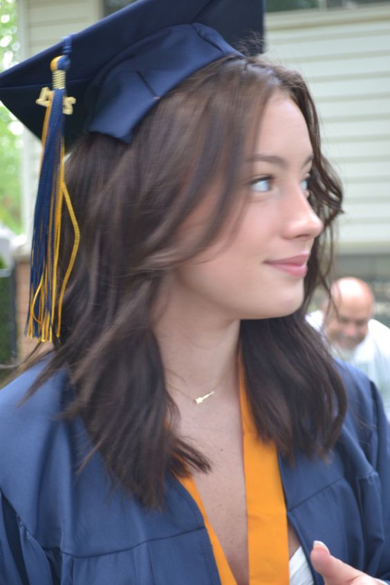 How Do You Wear Short Hair With a Graduation Cap?