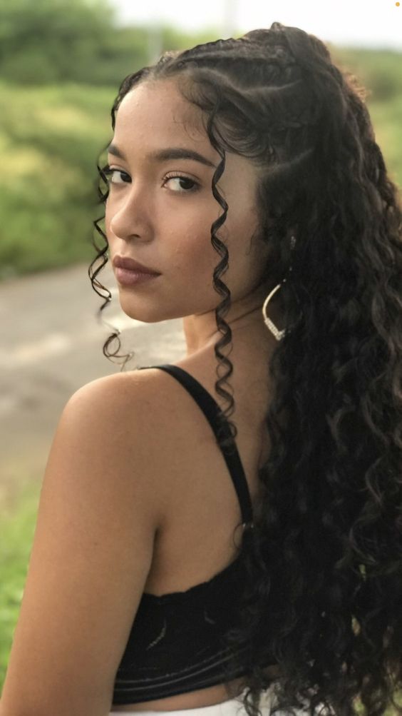 long curly simple cute hairstyle for graduation