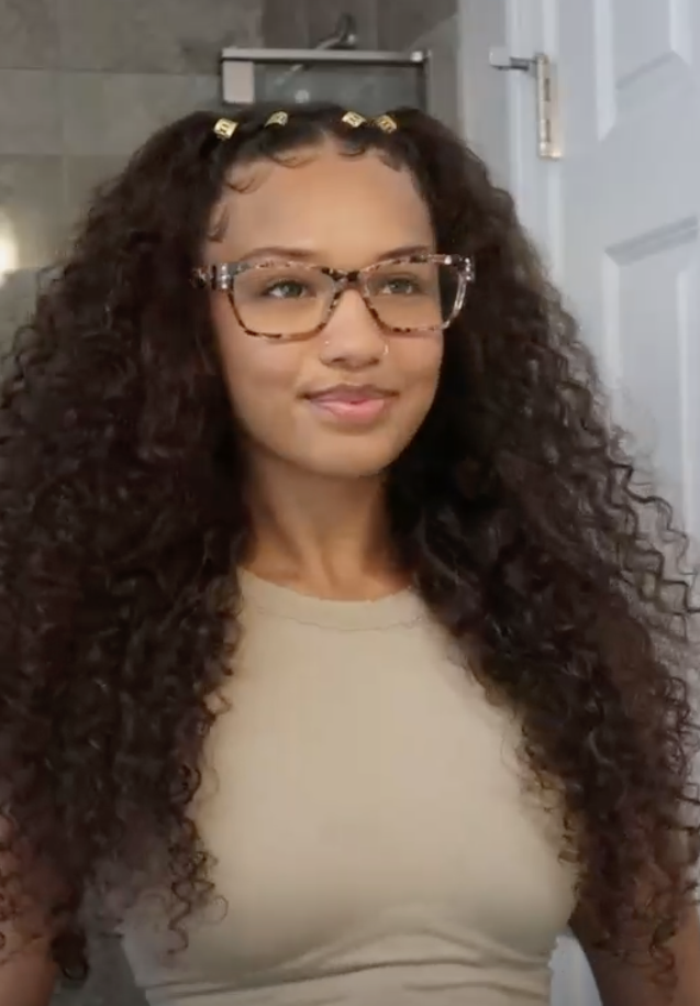 simple long hairstyle frizzy hair