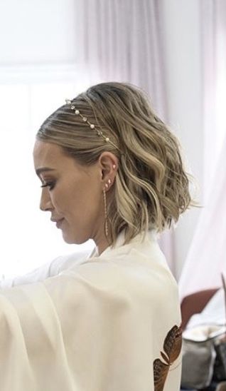 half up half down hairstyle blonde