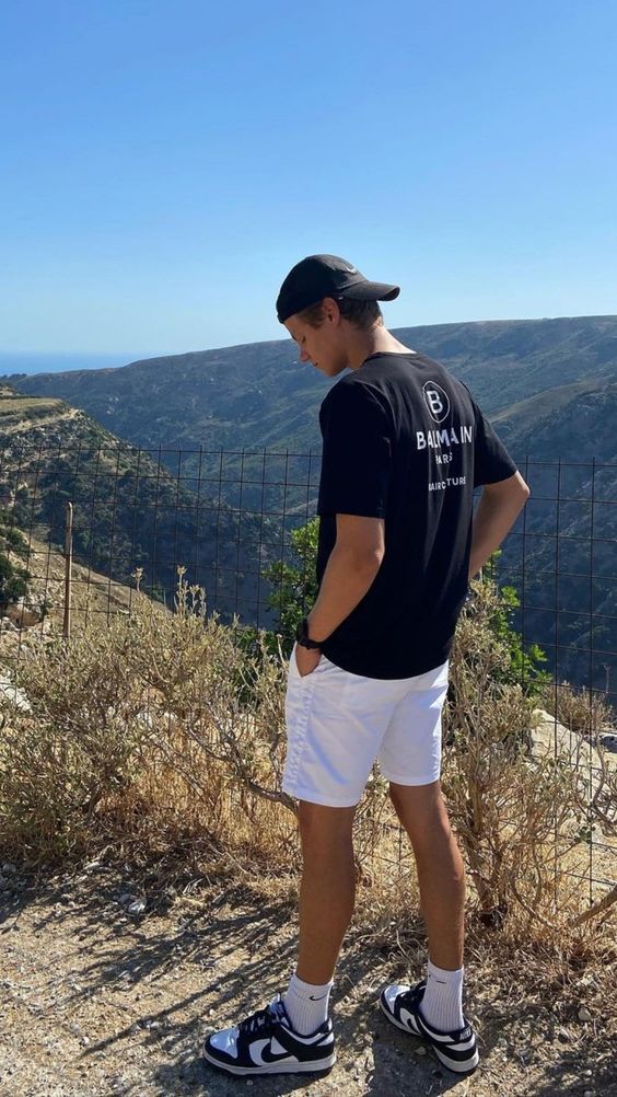 Simple and stylish outfits for guys 