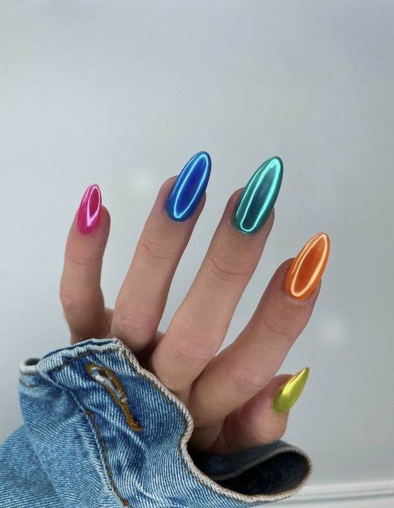 Simple and trendy nail art 