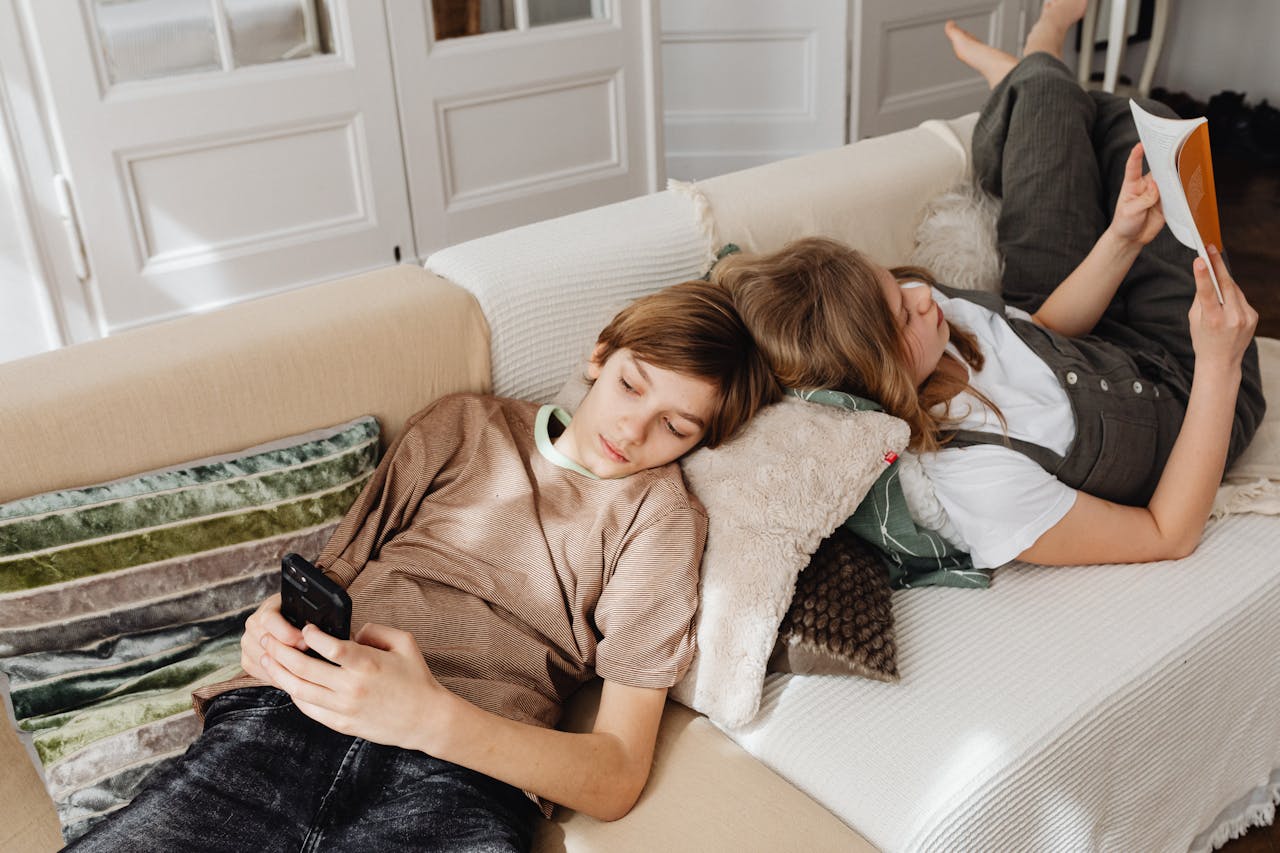 12 Everyday Items Modern Teens Can’t Live Without That Were Unimaginable in the 80s