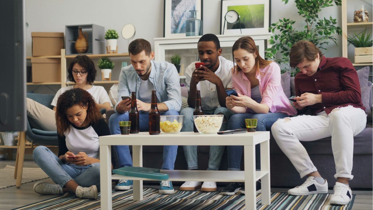 6 Modern Etiquette Rules for Group Texts Everyone Should Follow