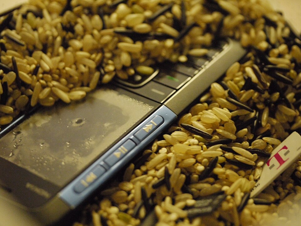 Drying a wet phone in rice