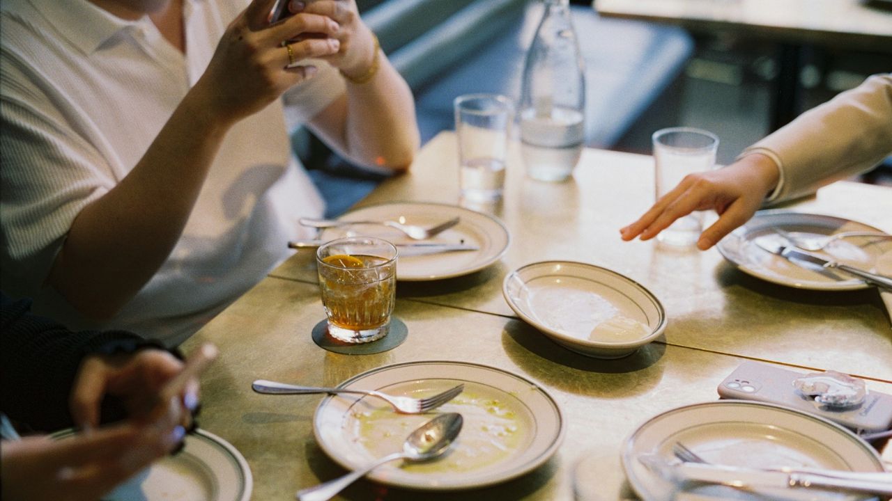 Avoid Group Chats During the Meal