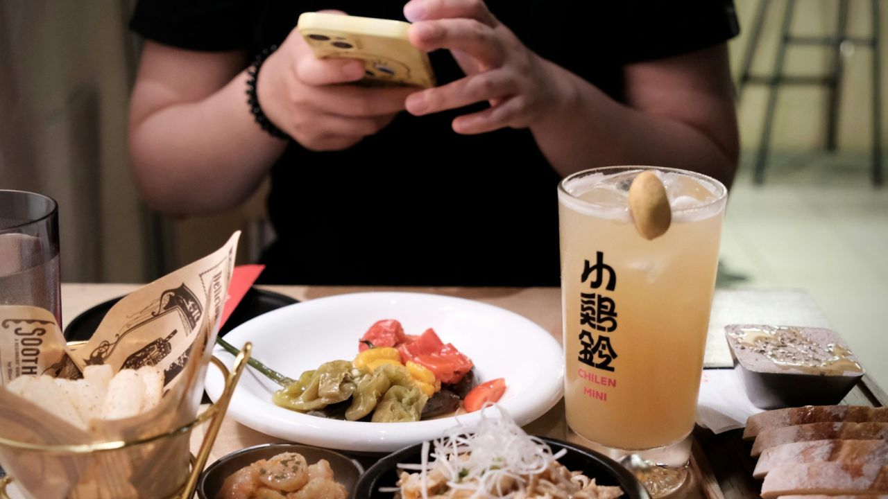 Don’t Check Notifications Mid-Meal