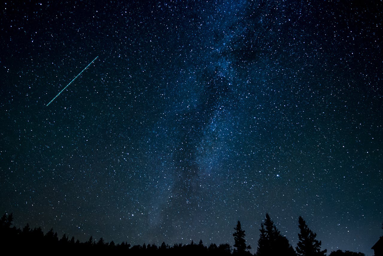 Meteor Showers Share The Stage