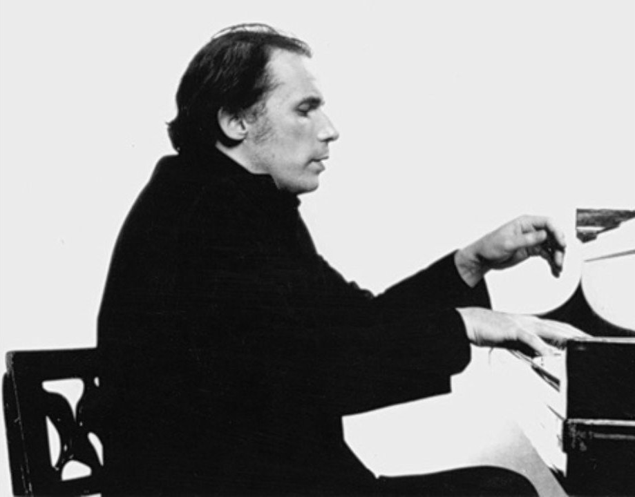Glenn Gould: Germ Anxiety Builds A Studio Ideal