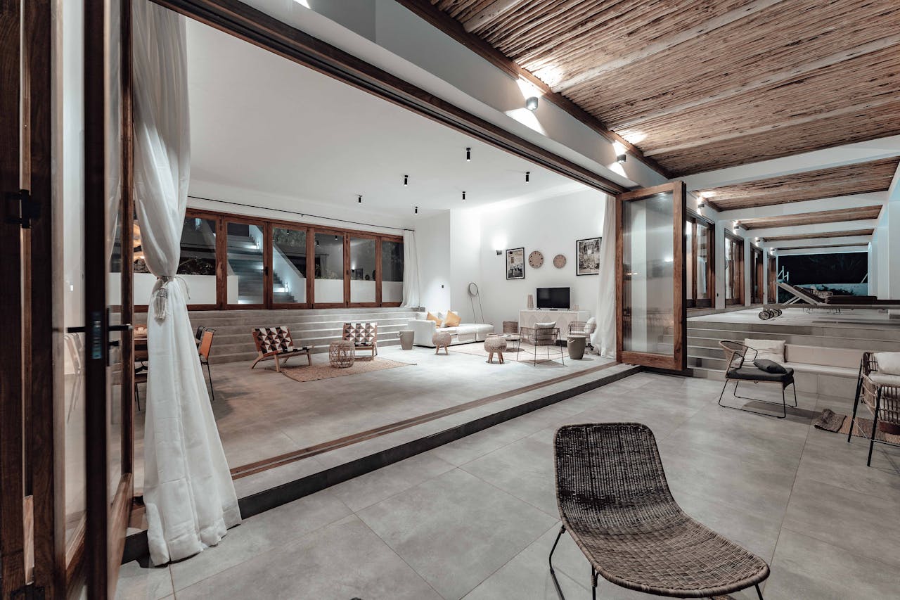 Ceilings And Walls As Bold Envelopes