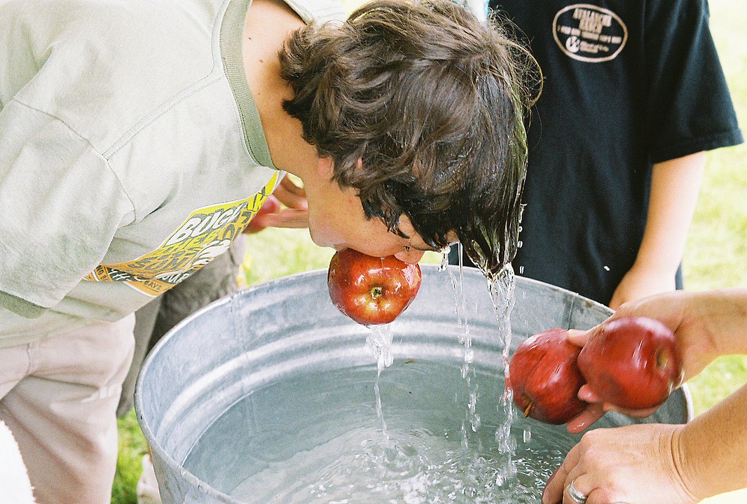 Apple_bobbing