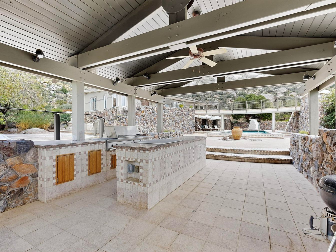 Outdoor Kitchen Space