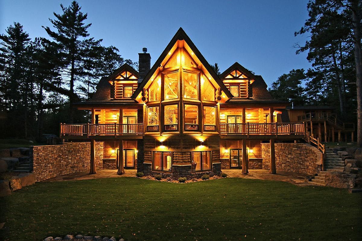 Lakeside log home exterior
