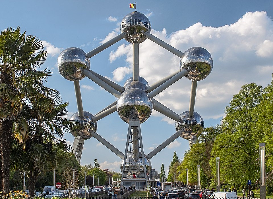 The Atomium’s Walk-Through Geometry