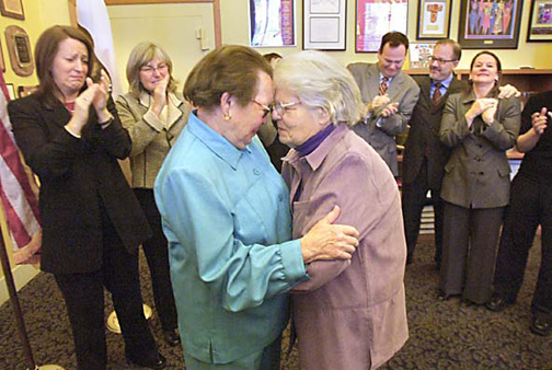 Del_Martin_and_Phyllis_Lyon_kiss