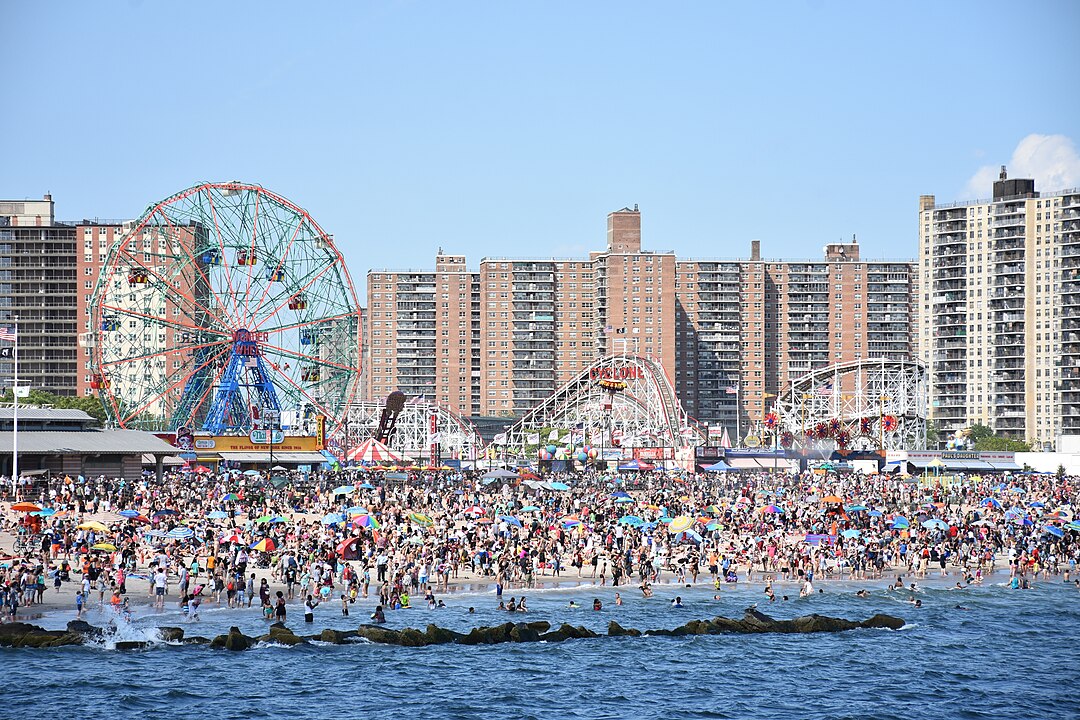 1080px-Coney_Island_beach_and_amusement_parks_(June_2016)