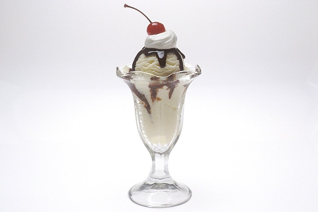 1080px-Ice_cream_sundae