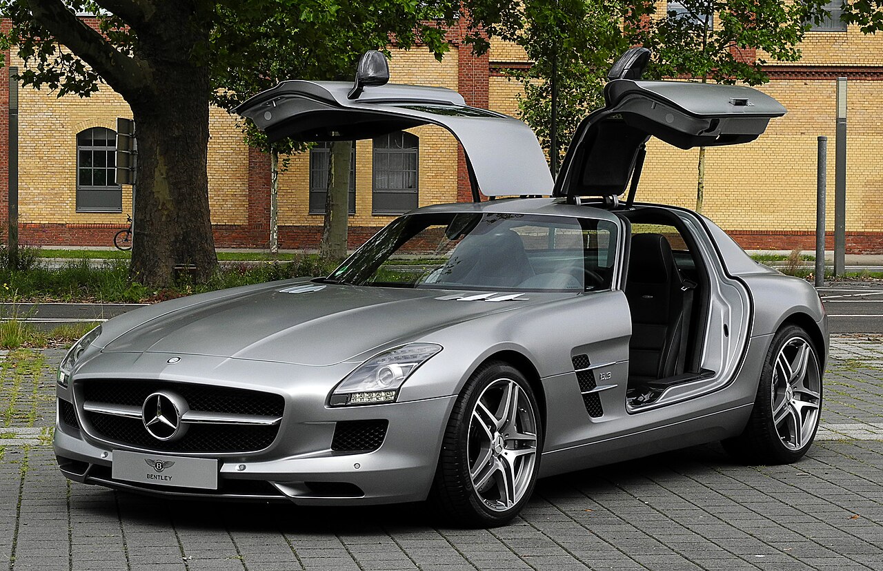 1280px-Mercedes-Benz_SLS_AMG_(C_197)_–_Frontansicht_geöffnet,_10._August_2011,_Düsseldorf