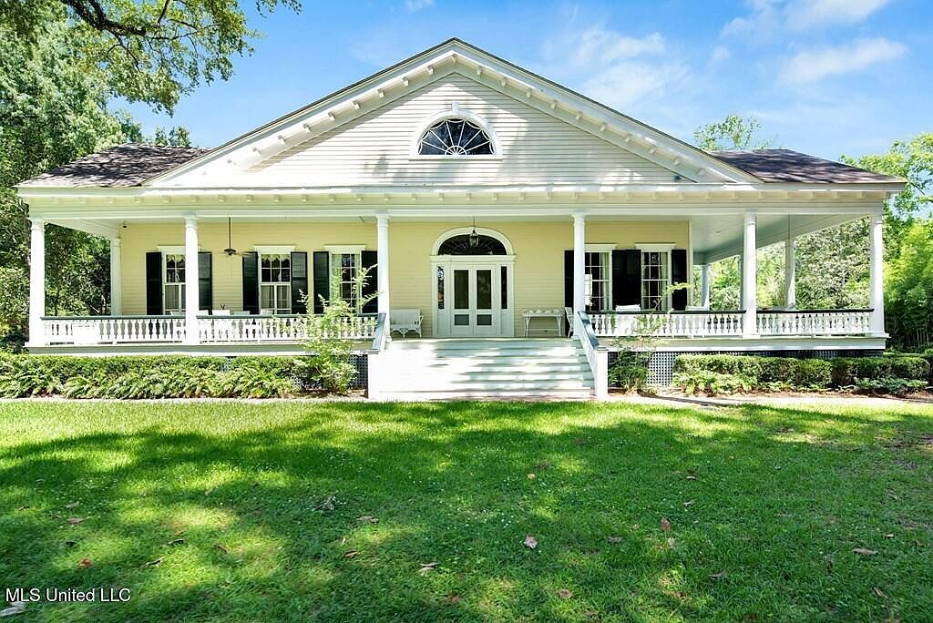 Charming Southern home exterior