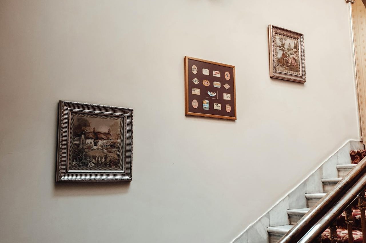 Picture Rail Molding For Flexible Art Hanging