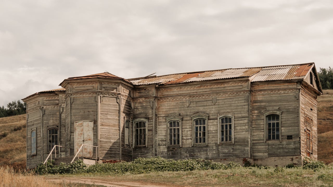 Shiplap and Distressed Farmhouse Finishes