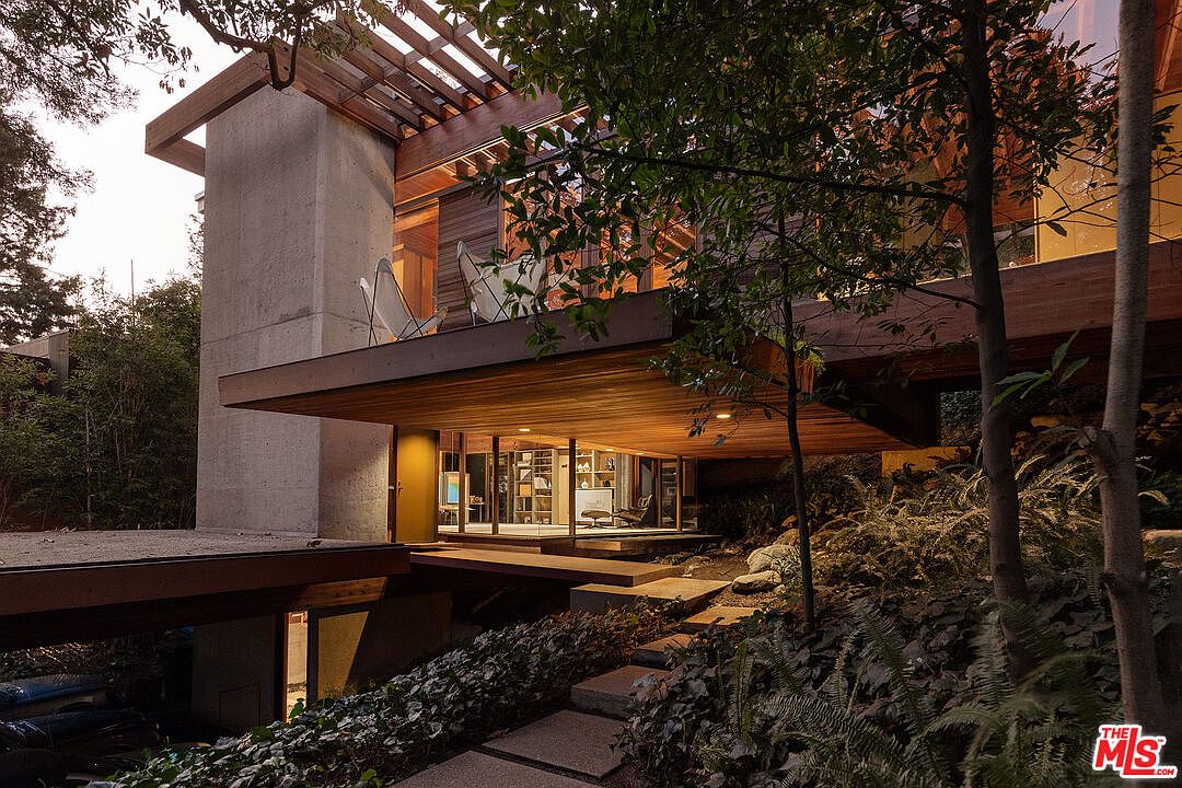 Rossi-Carla_Exquisite-Counterfeits_13