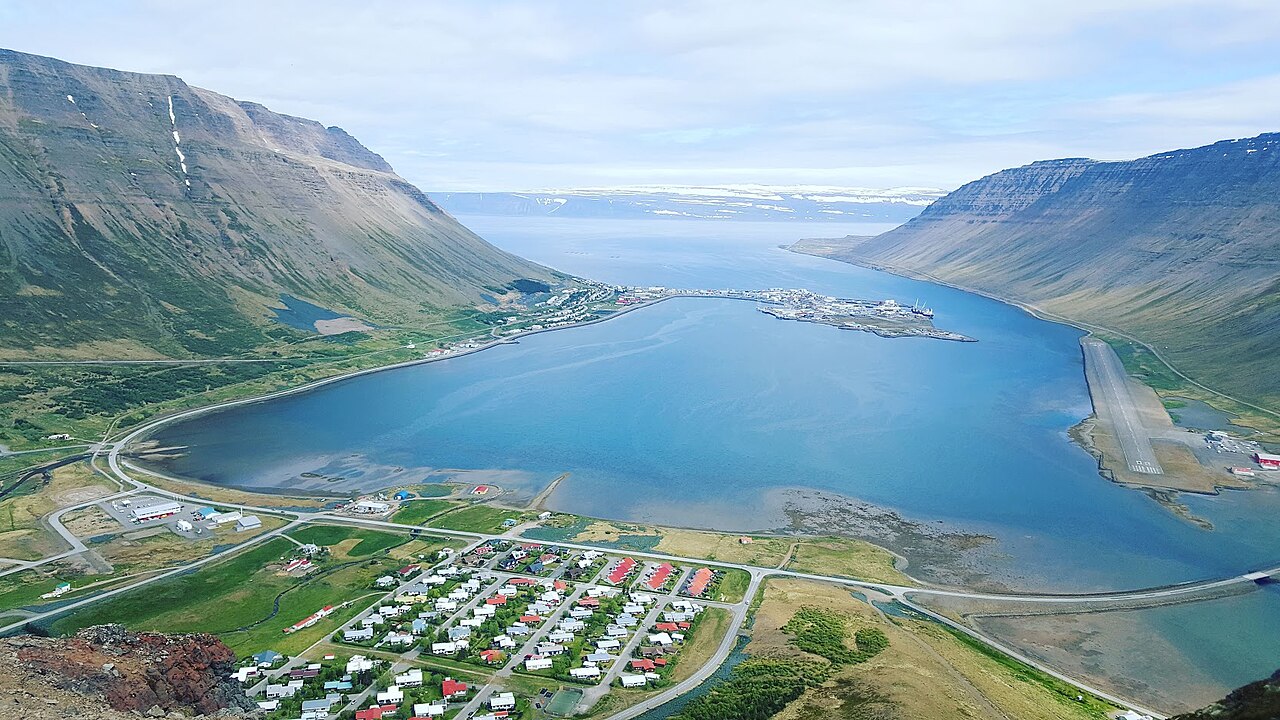 1280px-Ísafjörður_12_June_2019