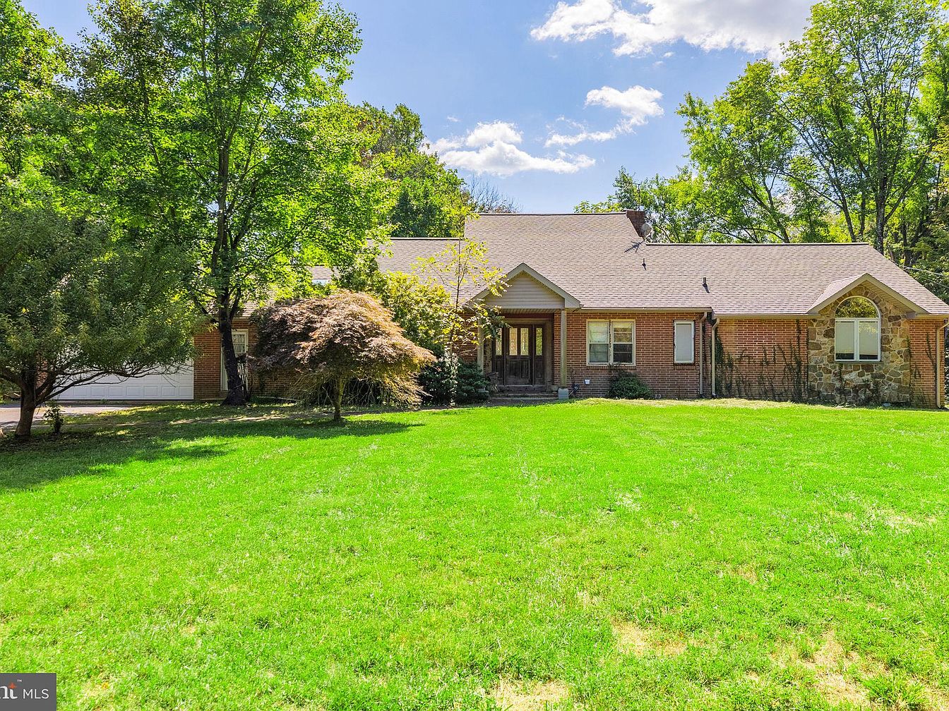 Rossi-Carla_Exquisite-Counterfeits_13