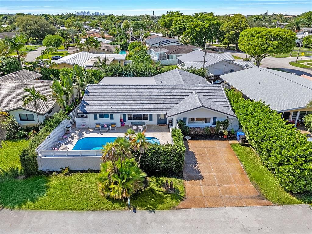 Rossi-Carla_Exquisite-Counterfeits_13