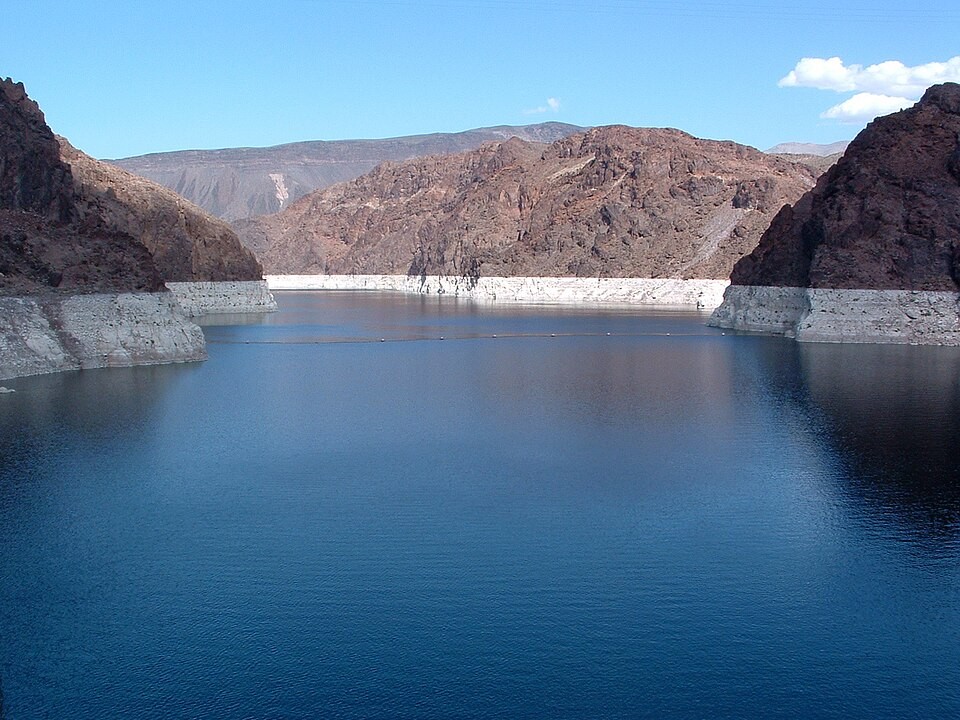 2. Fast-Building Waves Create Decisions Under Pressure