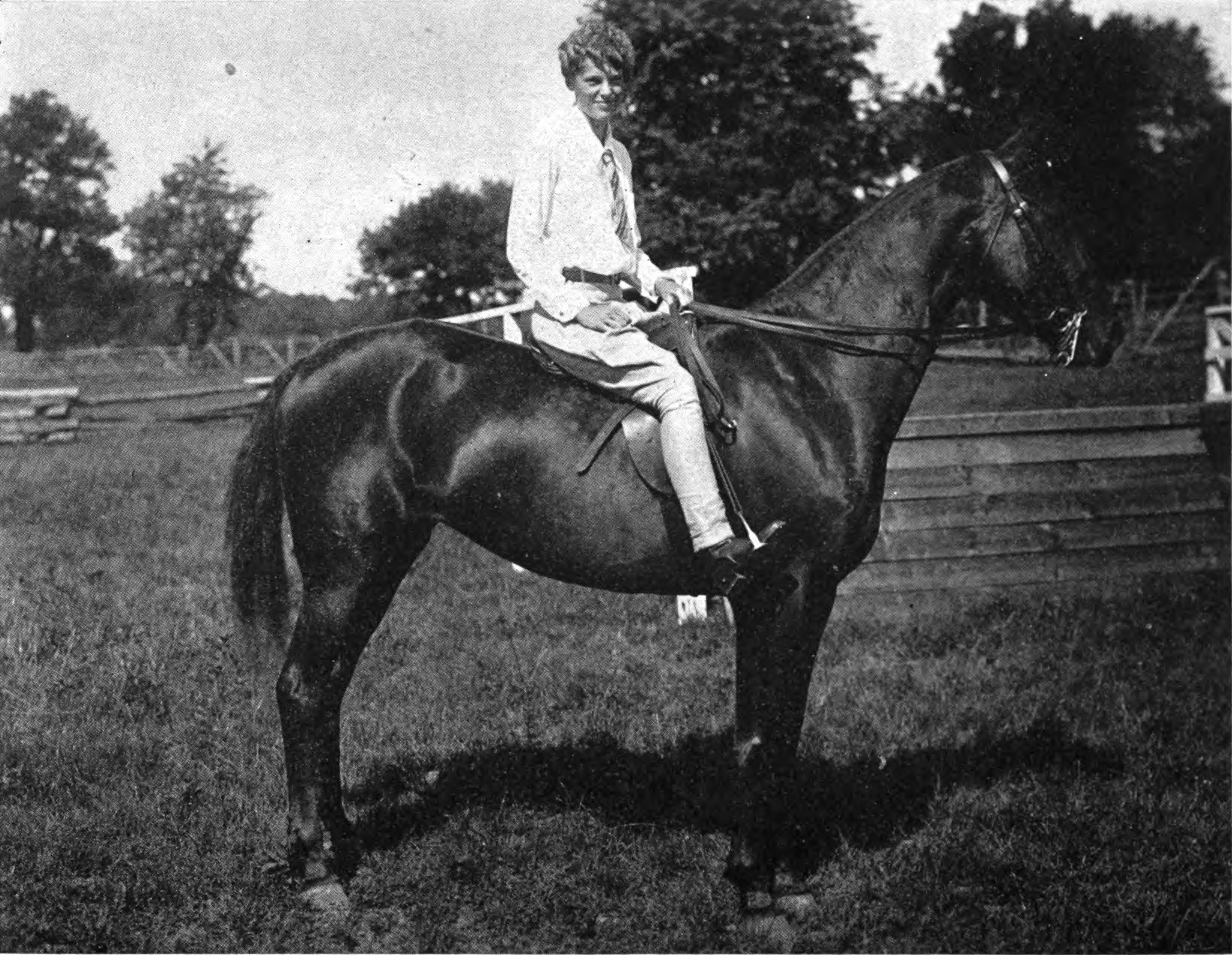 Amelia_Earhart_on_horseback_from_20_Hrs_40_Min