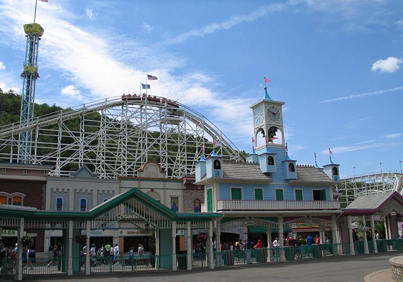 Lake_Compounce_Main_Gate