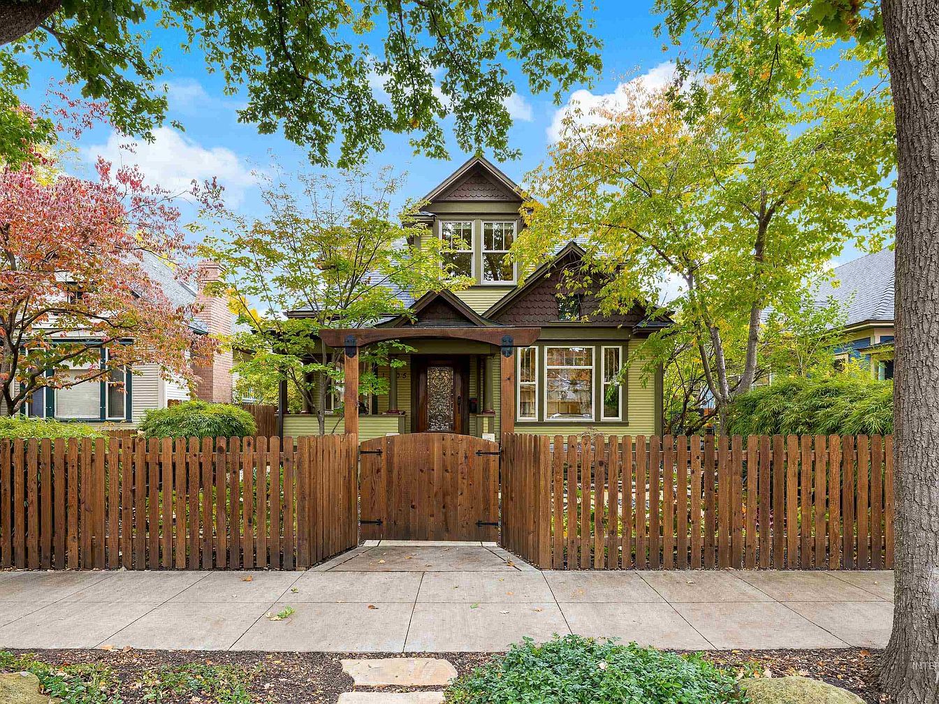 Rossi-Carla_Exquisite-Counterfeits_13