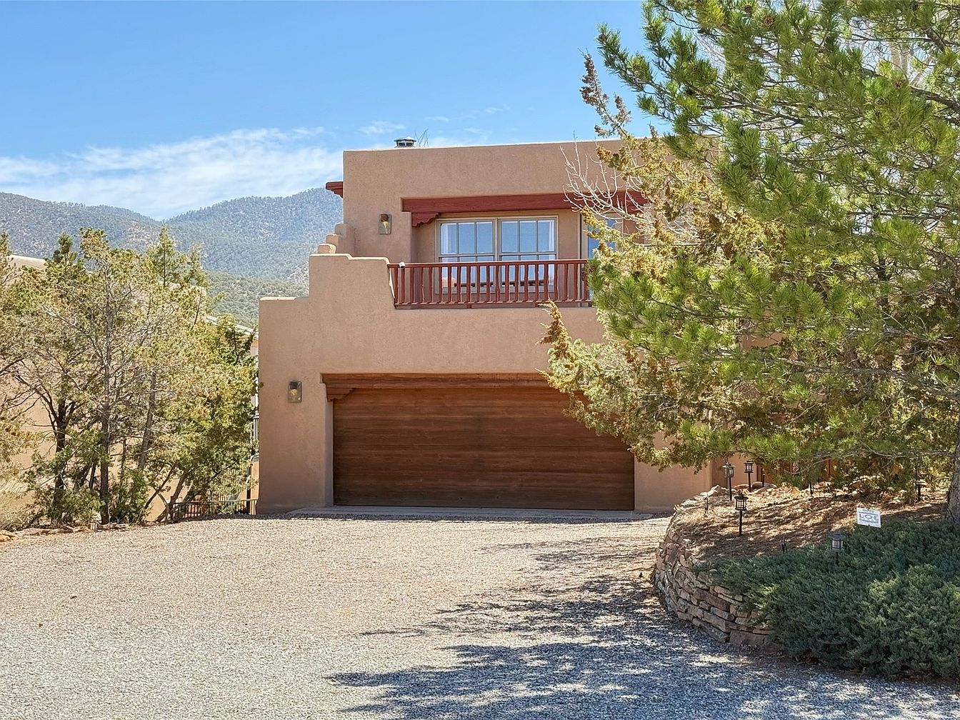 Rossi-Carla_Exquisite-Counterfeits_13