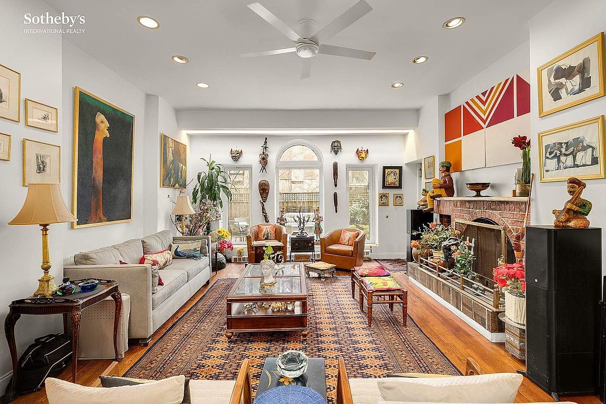 Rossi-Carla_Exquisite-Counterfeits_13