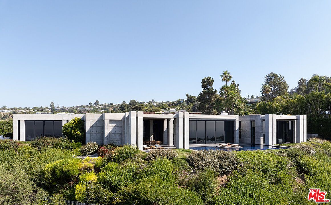 Rossi-Carla_Exquisite-Counterfeits_13