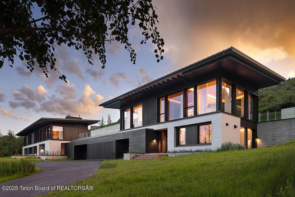 Rossi-Carla_Exquisite-Counterfeits_13