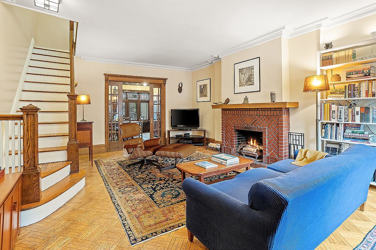 Rossi-Carla_Exquisite-Counterfeits_13