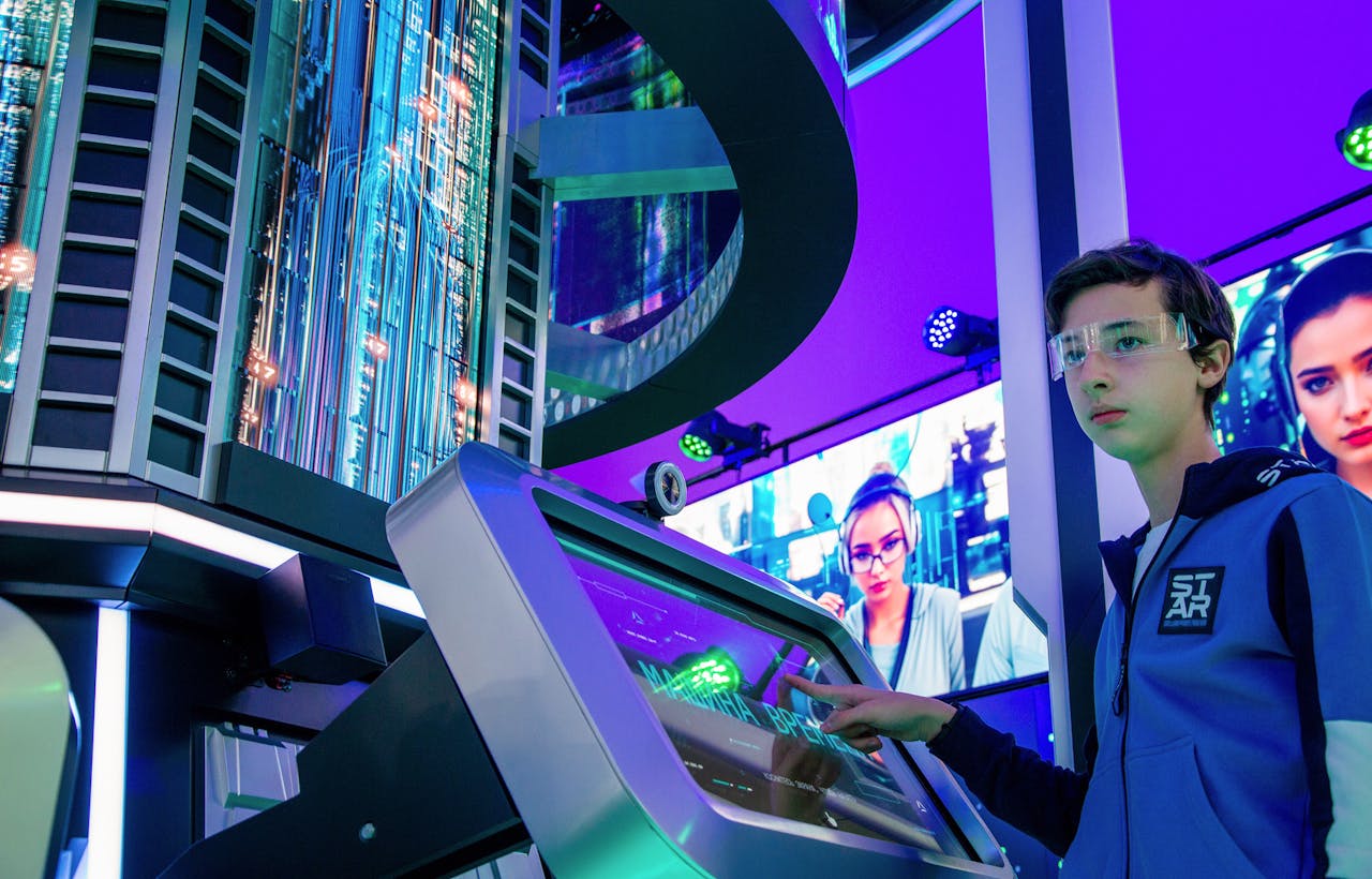 Interactive Science Centers With Real Experiments